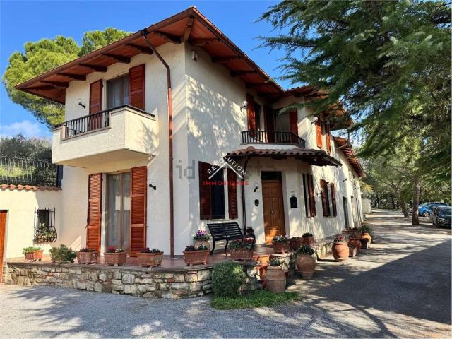 Case e ville in vendita di 295 m² in Via della Martinella