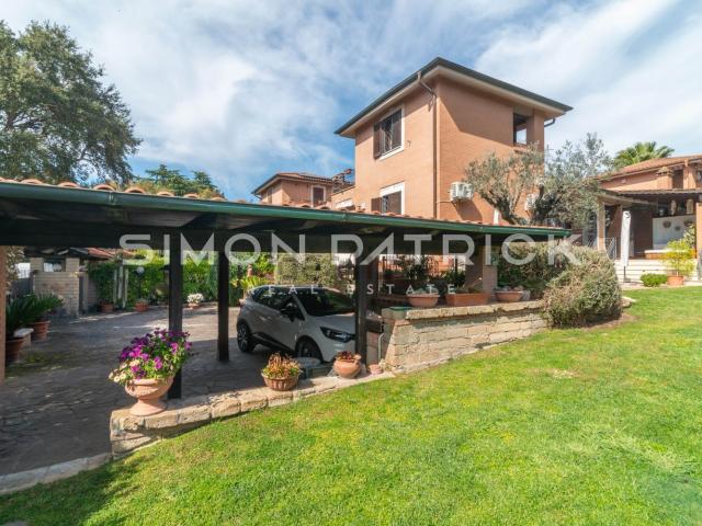Case e ville in vendita di 295 m² in Via Ingrid Bergman, 12