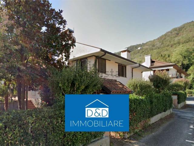 Case e ville in vendita di 295 m² in Via Luigi Einaudi, 207