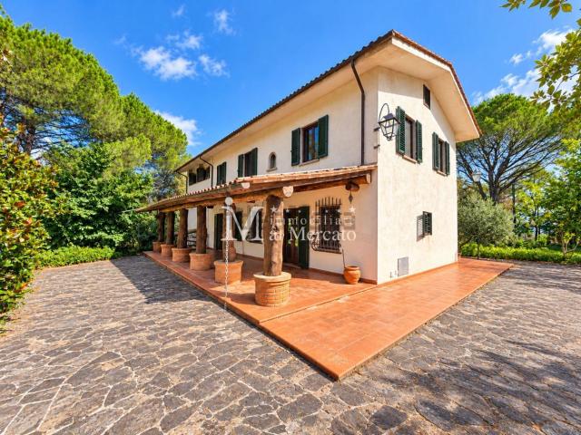 Case e ville in vendita di 295 m² in Via San Piero