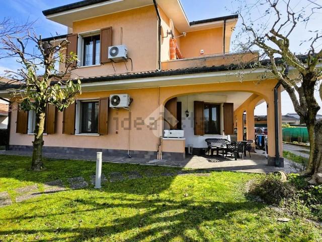 Case e ville in vendita di 295 m² in Via P. Gobetti, 18