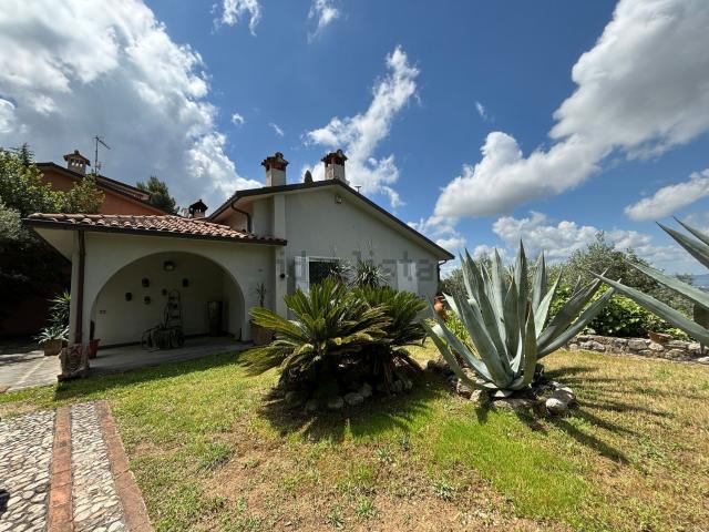 Case e ville in vendita di 295 m² in Strada di Volghe, 22