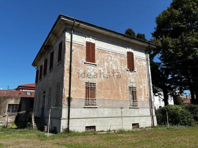 Case e ville in vendita di 296 m² in Via C. Battisti, 31