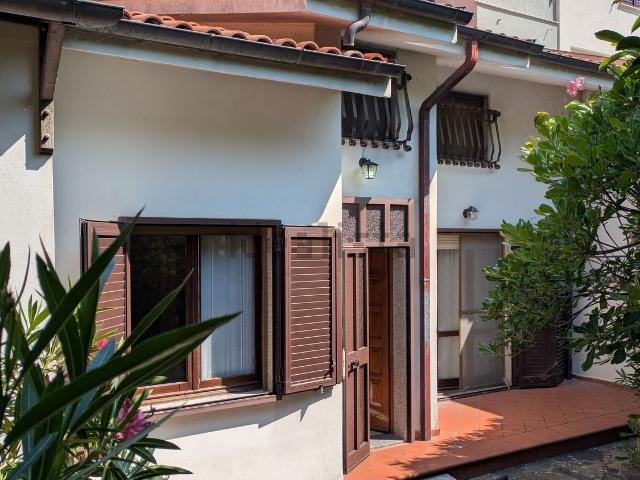 Case e ville in vendita di 296 m² in Via Cortine, 13