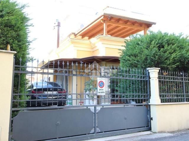 Case e ville in vendita di 296 m² in Via Giacomo Puccini, 1