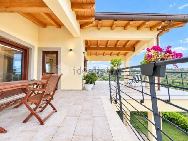 Case e ville in vendita di 296 m² in Via Pescarina, 31