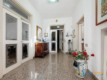 Case e ville in vendita di 296 m² in Viale J. F. Kennedy, 11