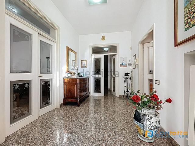 Case e ville in vendita di 296 m² in Viale J. F. Kennedy, 11