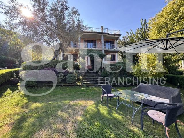 Case e ville in vendita di 297 m² in Via Altimari Donato Antonio