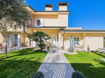 Case e ville in vendita di 297 m² in Via Giovanni Verga, 1