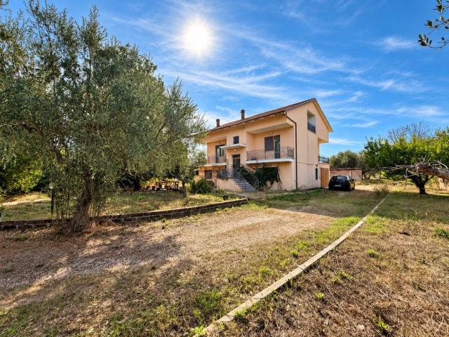 Case e ville in vendita di 297 m² in Via Moncocitto, 45