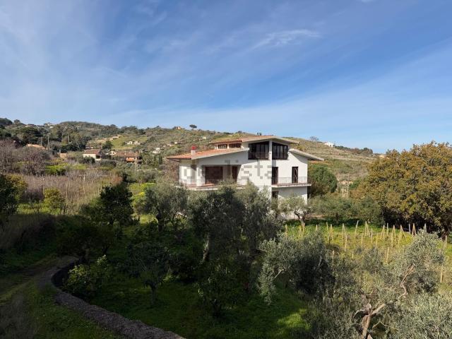 Case e ville in vendita di 297 m² in Via Lecce in Faro Superiore