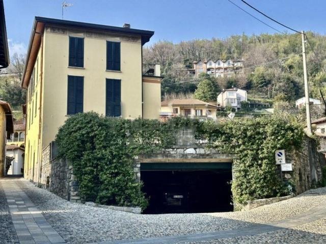 Case e ville in vendita di 297 m² in Via Roma, 4