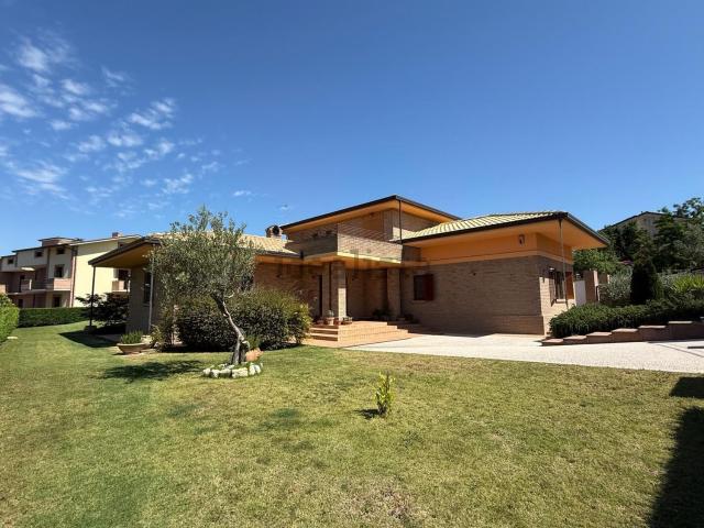 Case e ville in vendita di 298 m² in Via Colle Giannico