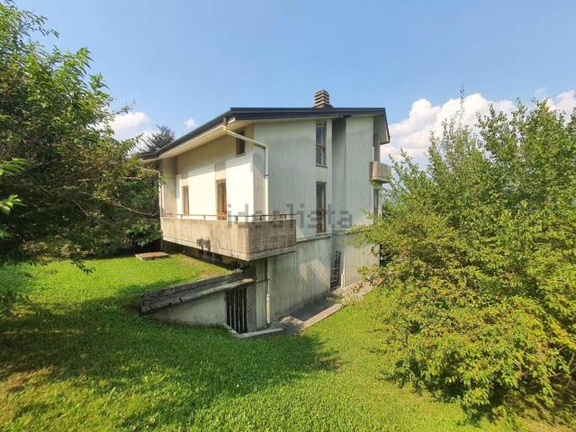 Case e ville in vendita di 298 m² in Via Carso, 11