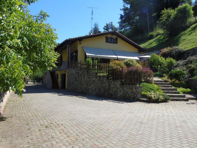 Case e ville in vendita di 298 m² in Via II Giugno, 12