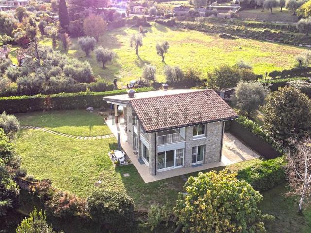 Case e ville in vendita di 298 m² in Via San Fermo