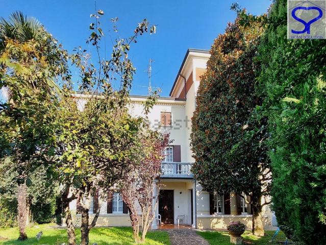 Case e ville in vendita di 298 m² in Via Roma