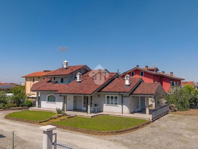Case e ville in vendita di 298 m² in Via Vecchia di Cuneo, 3