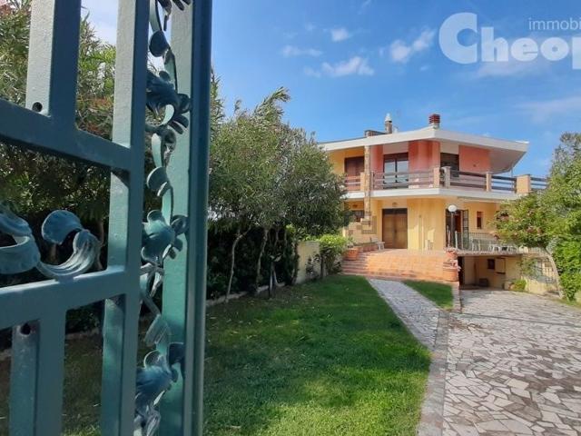 Case e ville in vendita di 298 m² in Viale Alcione, 190