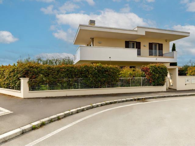 Case e ville in vendita di 299 m² in Via Brunico, 257