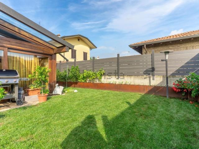 Case e ville in vendita di 299 m² in Via Val Camonica, 19