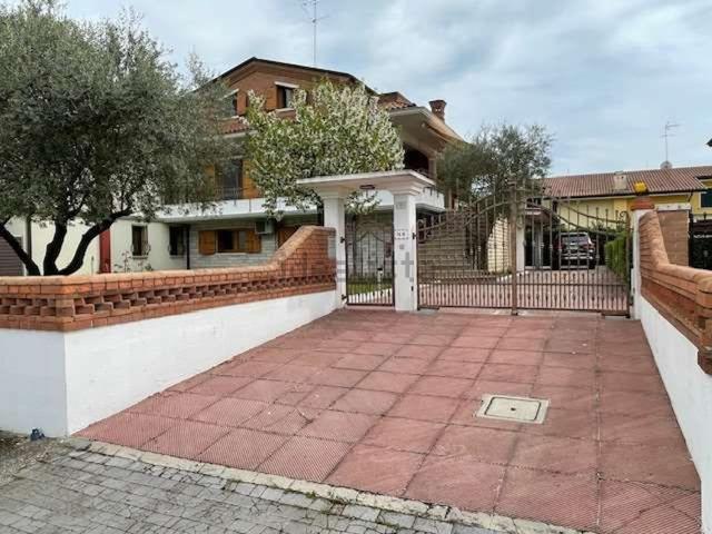 Villetta bifamiliare in vendita di 300 m² in Via Donato Bramante
