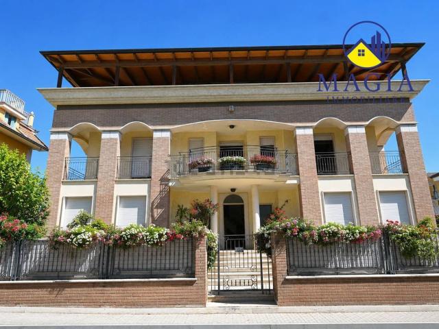 Case e ville in vendita di 300 m² in Via Luigi Rizzo, 19