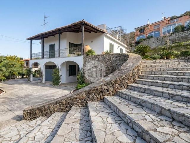 Case e ville in vendita di 300 m² in Traversa degli Oleandri, 14