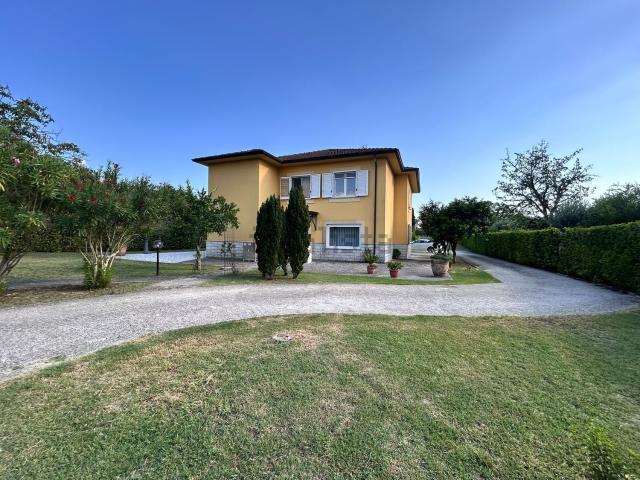 Case e ville in vendita di 300 m² in Traversa di Via Madonnella