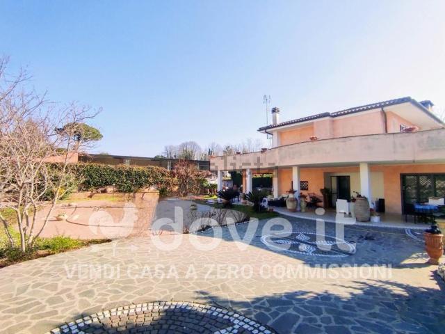Case e ville in vendita di 300 m² in Via Colle Fontana, 55