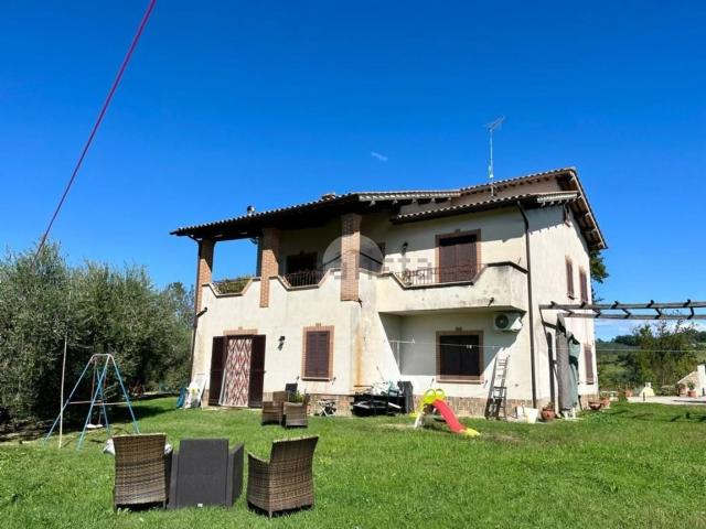 Case e ville in vendita di 300 m² in Via Colli, 5