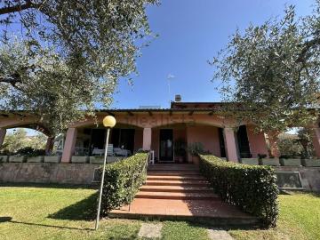 Case e ville in vendita di 300 m² in Via Comano