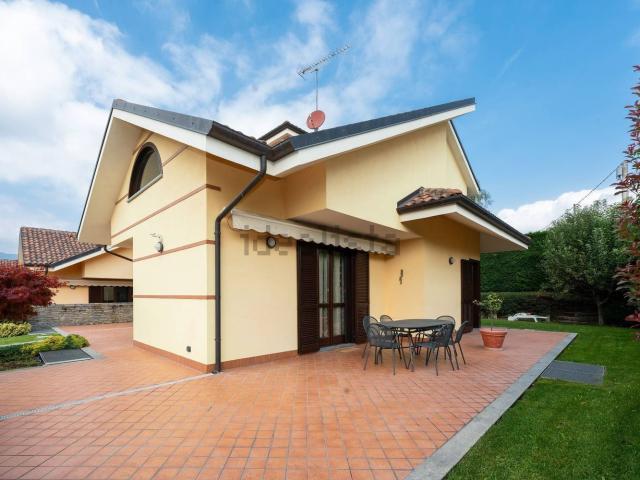 Case e ville in vendita di 300 m² in Via Conti Carron, 4