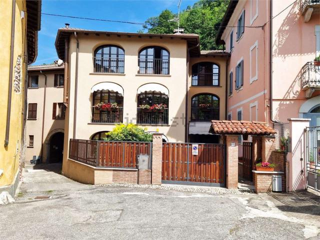 Case e ville in vendita di 300 m² in Via Corte