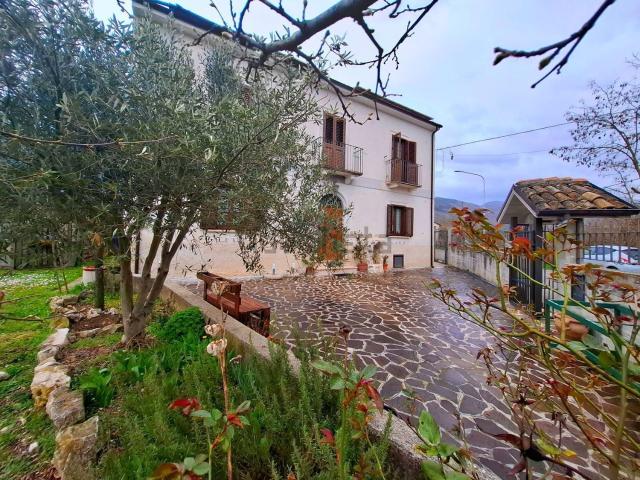 Case e ville in vendita di 300 m² in Via Cavate, 43