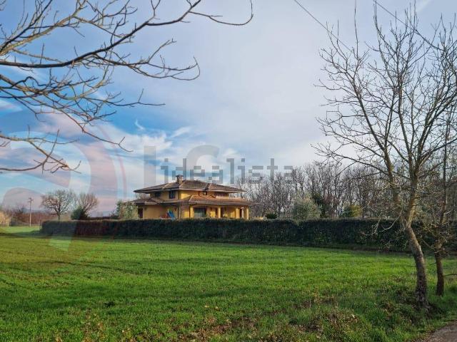 Case e ville in vendita di 300 m² in Via Campo Cavaliere, 69