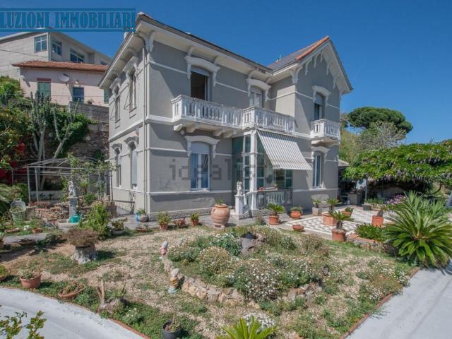 Case e ville in vendita di 300 m² in Via Campo di Tiro