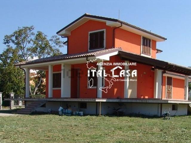 Case e ville in vendita di 300 m² in Via cantarelle