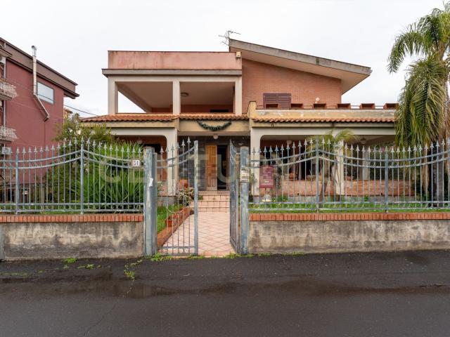 Case e ville in vendita di 300 m² in Via Carmelina Naselli, 51