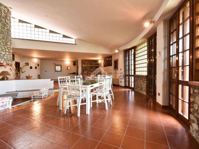 Case e ville in vendita di 300 m² in Via Casiccio, 594