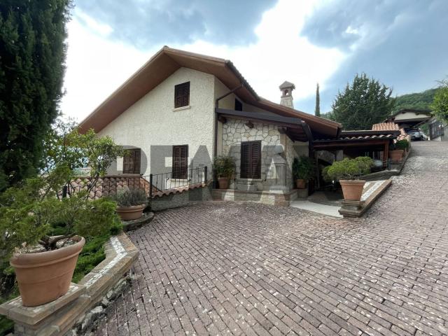 Case e ville in vendita di 300 m² in Via Castello, 4