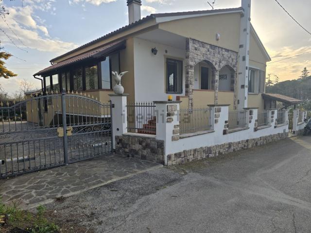 Case e ville in vendita di 300 m² in Via Castellani, 2