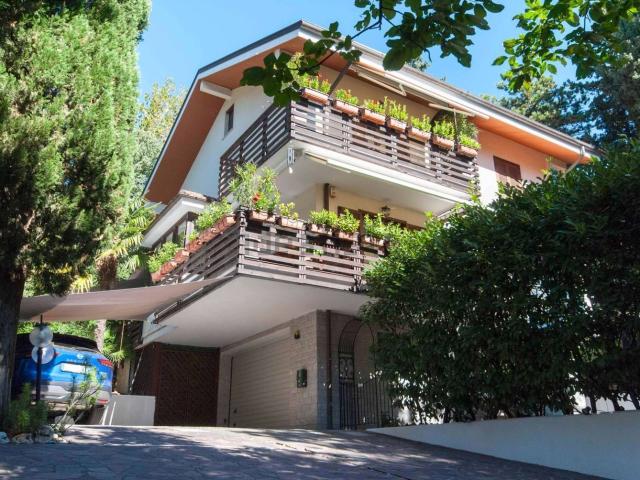 Case e ville in vendita di 300 m² in Via Cesare Cantù