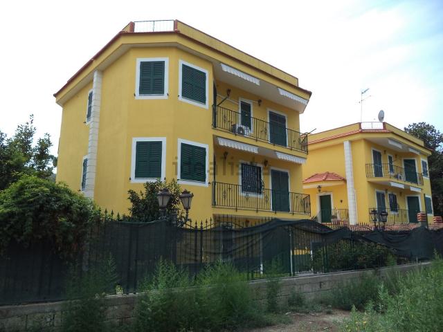 Case e ville in vendita di 300 m² in Via Cupa delle Fescine, 35