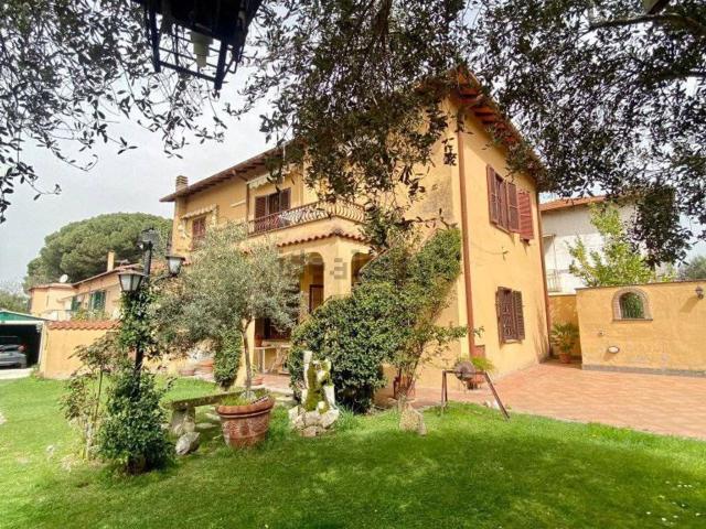 Case e ville in vendita di 300 m² in Via Anagnina, 654