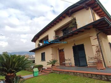 Case e ville in vendita di 300 m² in Via Acquala