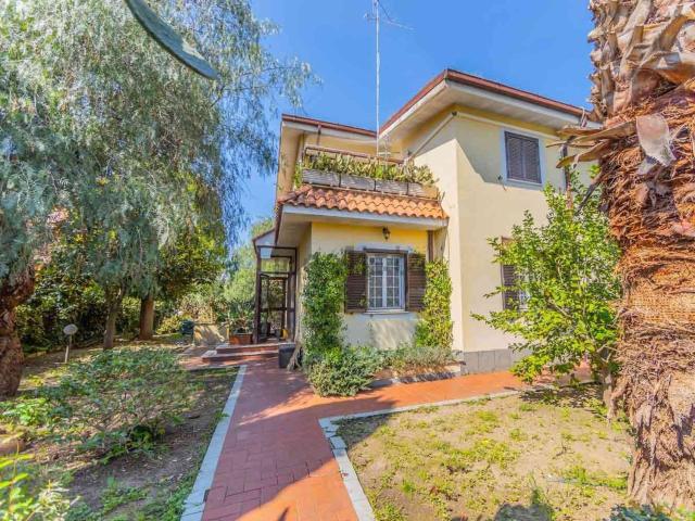 Case e ville in vendita di 300 m² in Via Agnana Calabra