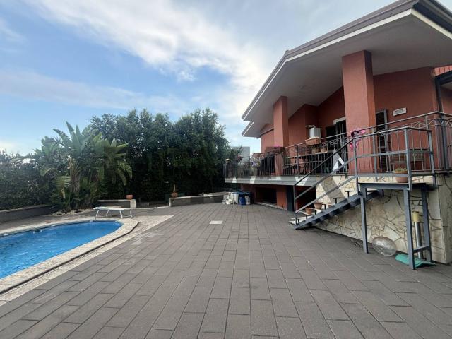 Case e ville in vendita di 300 m² in Via Alcide De Gasperi, 23