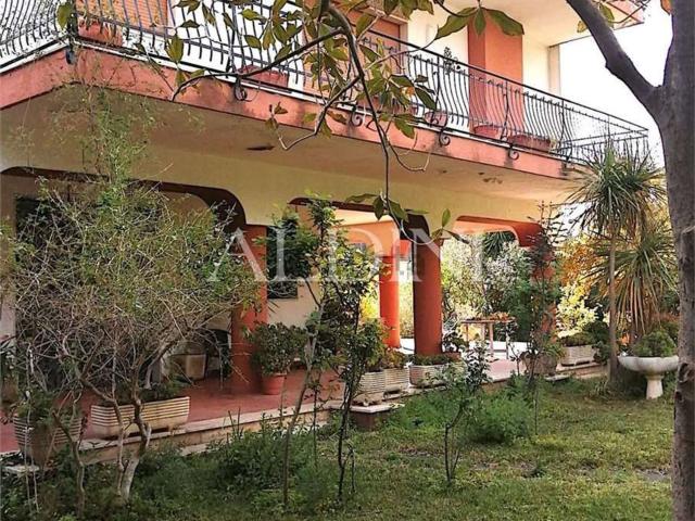 Case e ville in vendita di 300 m² in Via Alcide de Gasperi